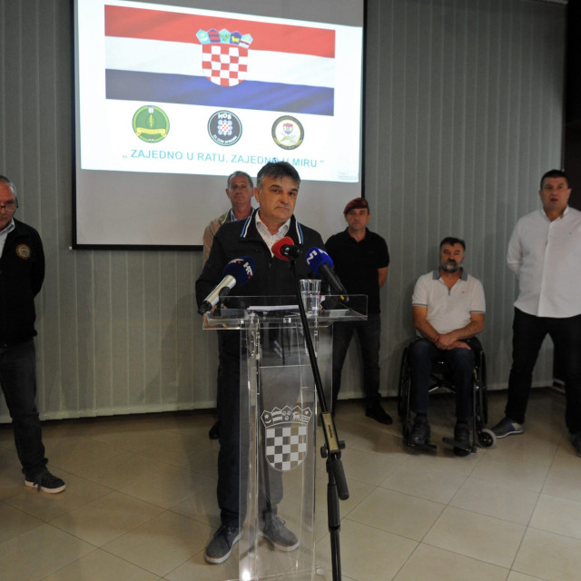 Zoran Maras (za govornicom)