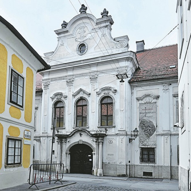 
Oštećenja u baroknoj Palači Vojković-Oršić-Kulmer-Rauch su ozbiljna, svi su zidovi i svodovi napukli. Posebno je teška šteta na južnom krilu palače. Urušio se i dimnjak, koji je na tri mjesta probio krovište