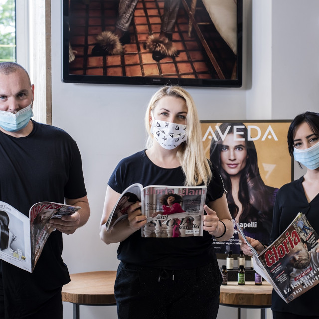 Voditelj Perman Koncepta Jurica Lukić s djelatnicama salona - Snježanom Čefko i Valentinom Behin uživa u čitanju Glorije.
