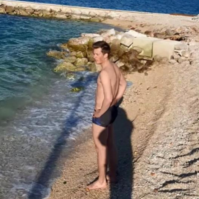 Pripreme za kupanje u moru koje je oko 12 stupnjeva - Elias Kolega