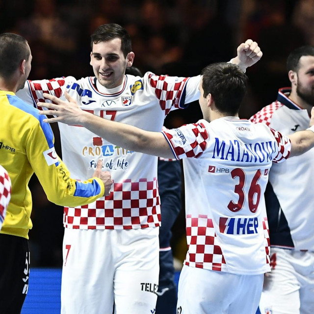 Josip Šarac u slavlju s reprezentativnim suigračima