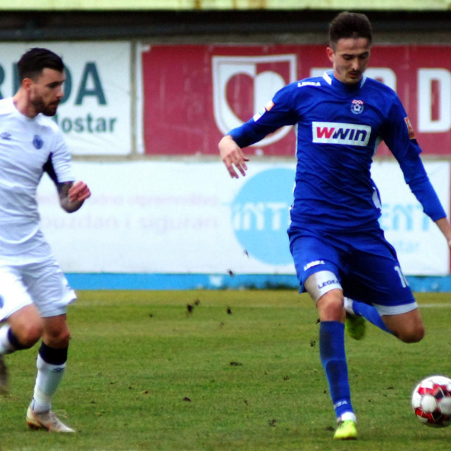 Stjepan Rasdeljić odnosi loptu ispred Ivana Lendrića 