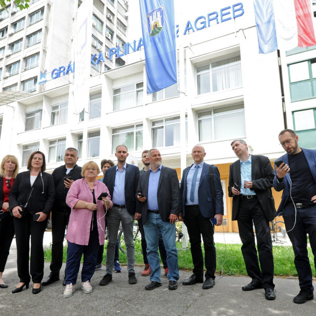 Oporbeni zastupnici ispred Gradske plinare u Zagrebu