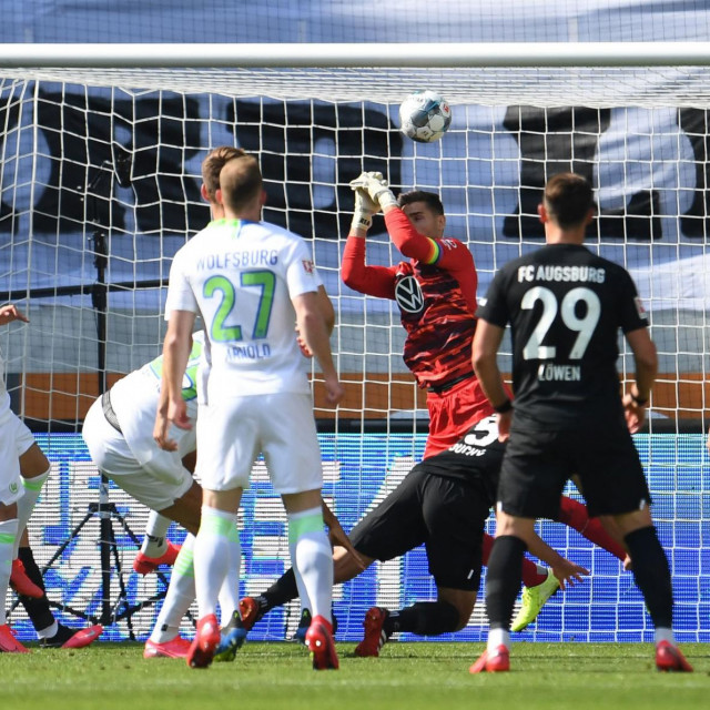 Tin Jedvaj progurao je loptu glavom preko vratara Belgijca Koena Casteelsa...