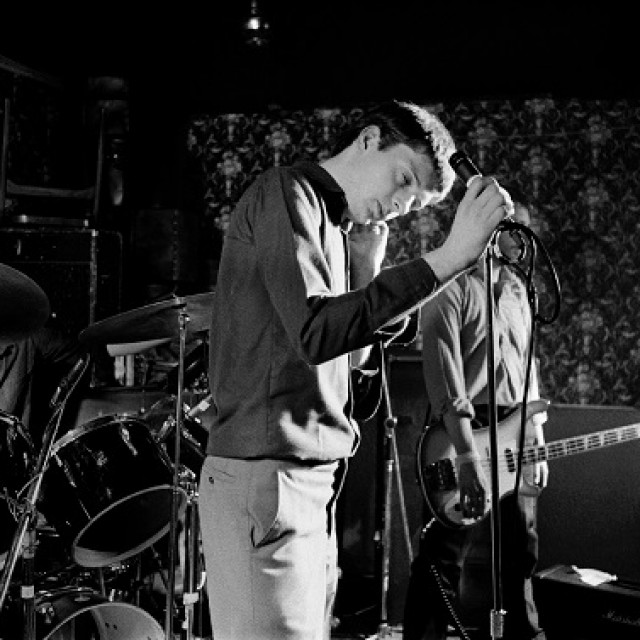 Ian Curtis i grupa Joy Division na sceni