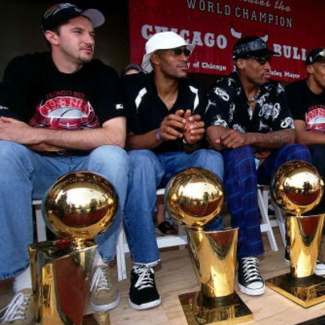 Toni Kukoč, Ron Harper, Dennis Rodman, Scottie Pippen, Michael Jordan i Phil Jackson