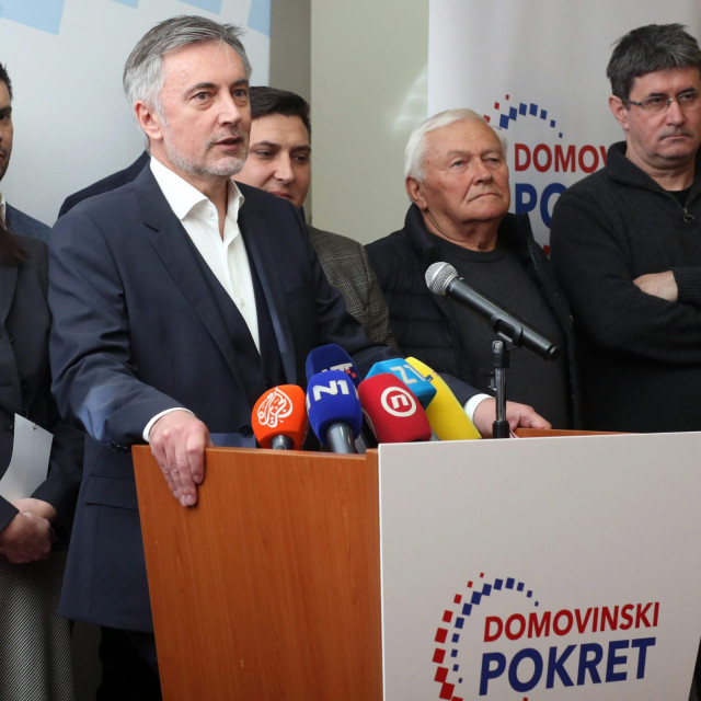 Ivo Enjingi, na fotografiji treći s desna