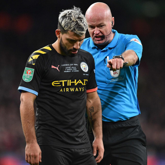 Sudac Lee Mason (desno) i Sergio Agüero