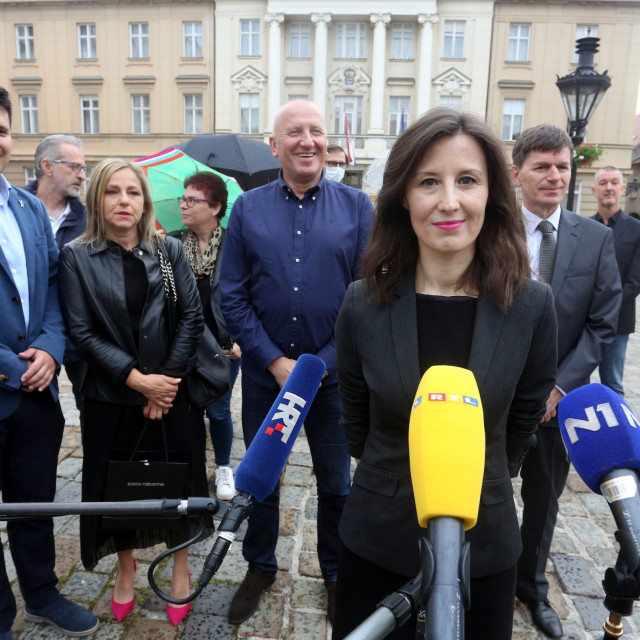 Konferencija za medije stranke s Imenom i Prezimenom
