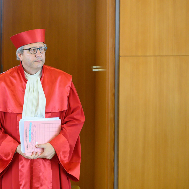 Ustavni sud Savezne Republike Njemačke početkom svibnja donio je povijesnu presudu: ocijenio je da je Europska središnja banka (ESB) prekršila mandat i prekoračila ovlasti programom kupnje državnih obveznica. Također, navodi se u presudi, ESB mora dokazati opravdanost tog programa, u protivnome Bundesbank u njemu ne može sudjelovati
Na slici: Predsjednik njemačkog ustavnog suda Andreas Vosskuhle snimljen 5. svibnja u Karlsruheu