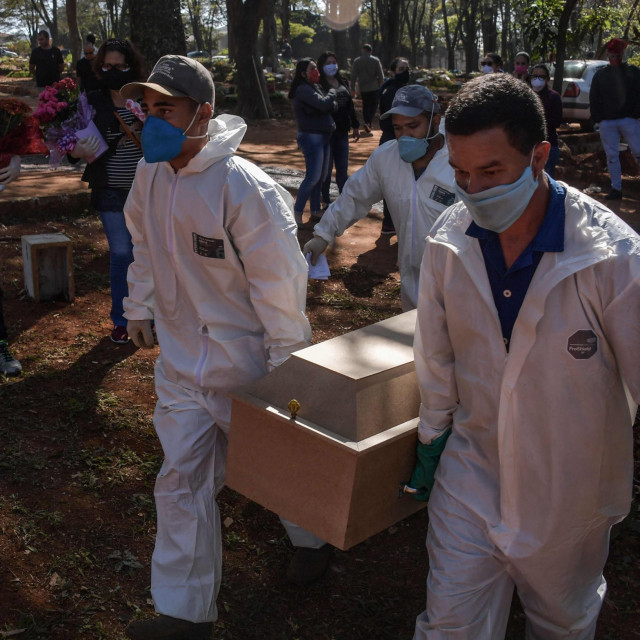 Pogreb osobe koja je preminula od koronavirusa u brazilskom gradu Sao Paulo