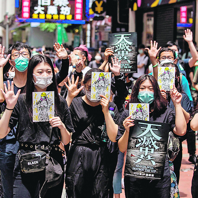 Jučerašnjim demonstracijama prosvjednici su prekršili zabranu okupljanja i mjere distanciranja radi zaustavljanja širenja zaraze koronavirusom. Okupilo se više tisuća ljudi