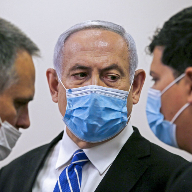 Benjamin Netanyahu (sredina)