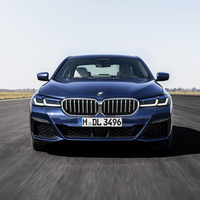 2021-BMW-5-Series-Sedan-Touring-21