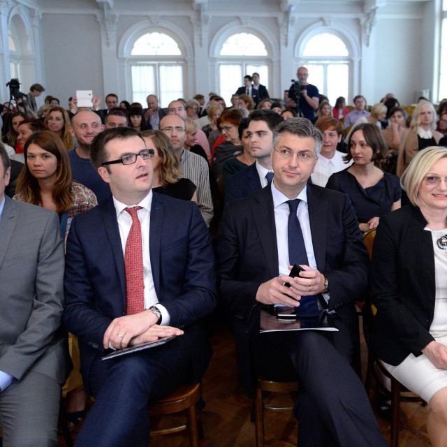 Prime Minister Andrej Plenković (second from right) and Energy and Ecology Minister Tomislav Ćorić (third from right) 