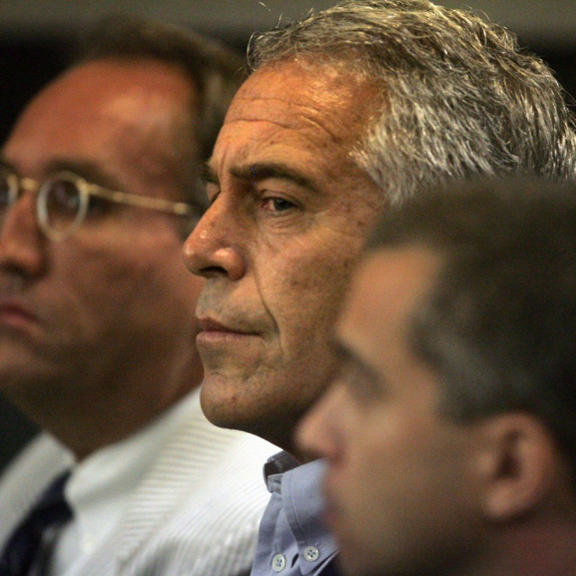 Jeffrey Epstein (u sredini)