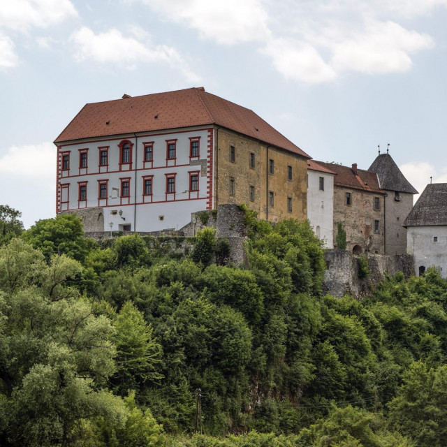 Stari grad Ozalj na lijevoj obali Kupe