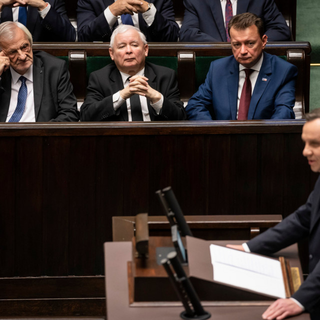 Poljski predsjednik Andrzej Duda drži govor u parlamentu, a u prvom ga redu u sredini sluša Jaroslaw Kaczynski, čelnik vladajuće stranke PiS