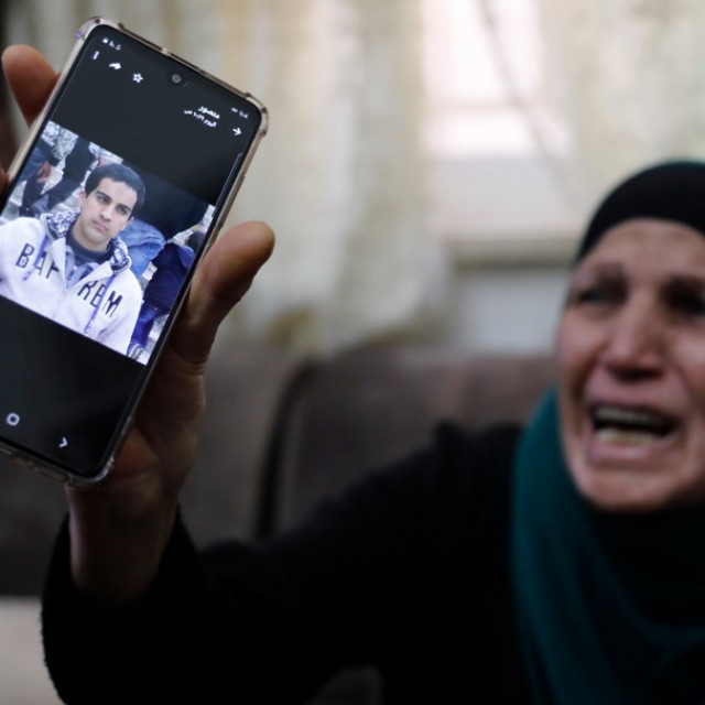 Majka ubijenog Palestinca pokazuje njegovu fotografiju