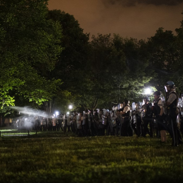 Prosvjednici i policija ispred Bijele kuće