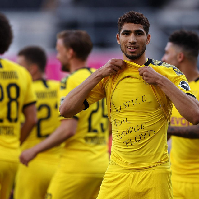 Achraf Hakimi s majicom na kojoj je natpis ”Pravda za Georgea Floyda” slavi pogodak