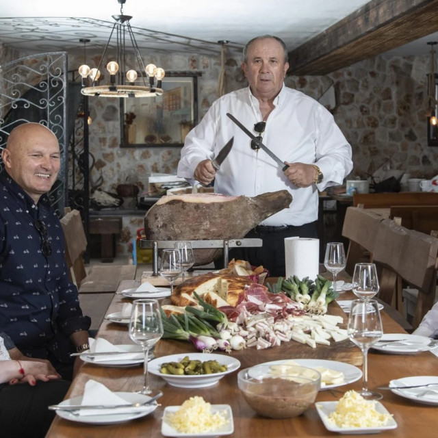 Kerum sa suradnicima: Mirandom Ivanišević Dvornik, Davorom Grčićem Gagom i Igorom Stanišićem