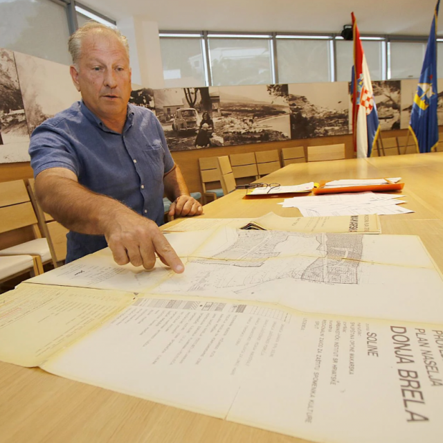 Josko Roščić sa starim katastarskim kartama koje, tvrdi, dokazuju tko je u pravu
