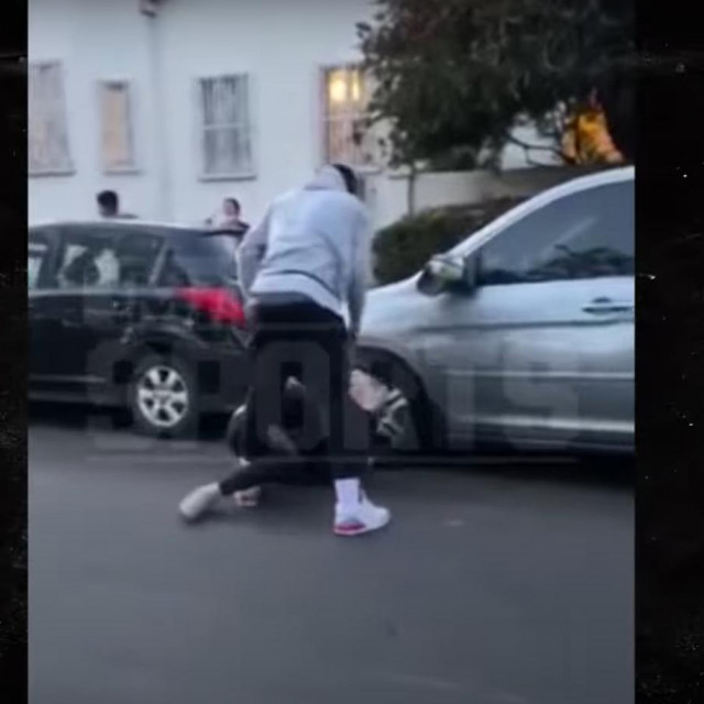 JR Smith mlati dečka