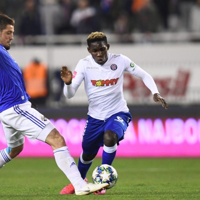 Hamza Barry u duelu s Arijanom Ademijem
 
