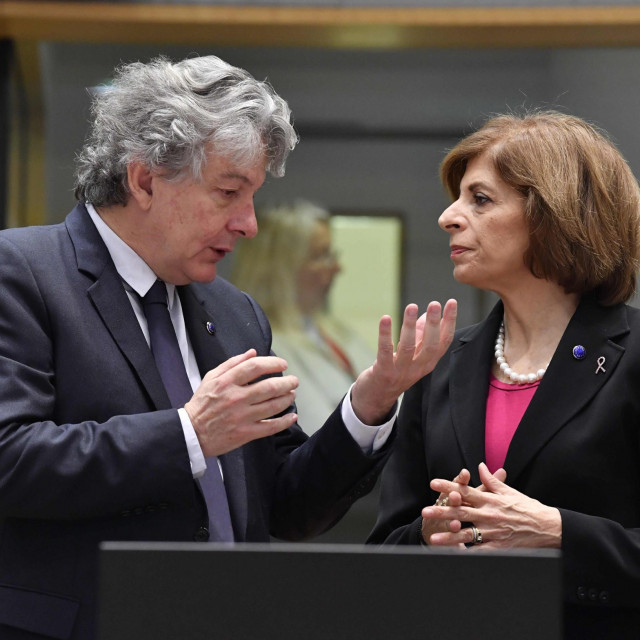 Thiery Breton, povjerenik za unutarnje tržište u razgovoru s povjerenicom za zdravstvom, Stellom Kyriakides
