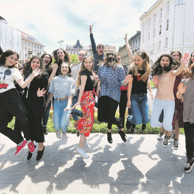 
Slijeva nadesno: Mia Đogić, (iza nje proviruje) Marta Prpić, Elena Žužul, Ivana Lozo, Ida Jadro, Tonka Musić, Mirna Zukolo, Sara Klikić, Jurica Petar Petrač, Nikolina Šainović, Nina Bosak, Jana Tarnik, (iza nje se nazire) Anja Žužul, Eva Nemčić, Ema Vidak, Andrea Šimić, Valeria Zanuso