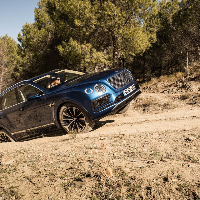 Bentley-Bentayga-02