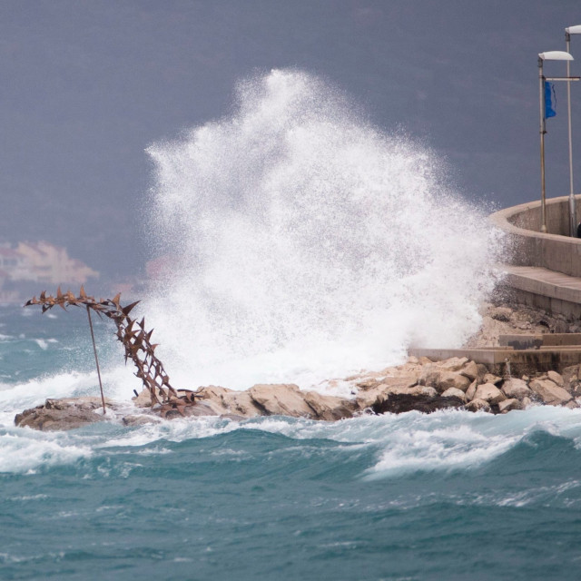 Olujno jugo koje na momente puše brzinom od 100 km/h zaustavilo je dobar dio pomorskog prometa no jedan dio pomorskog prometa unatoč jakom vjetru odvija se uz otežane uvjete.