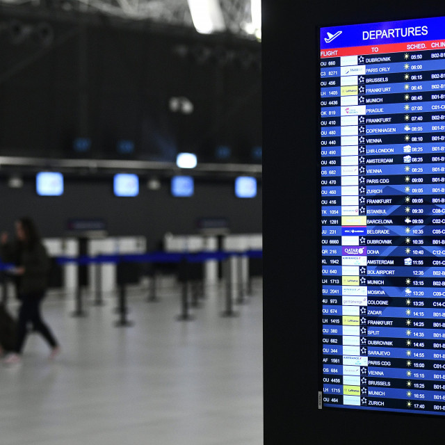 Novi putnički terminal Zračne luke Franjo Tuđman otvorio je svoja vrata za putnike. Prvi let je bio onaj Croatia airlinesa na relaciji Zagreb - Dubrovnik, a prvi dolazni Quatar airwaysa na relaciji Doha - Zagreb