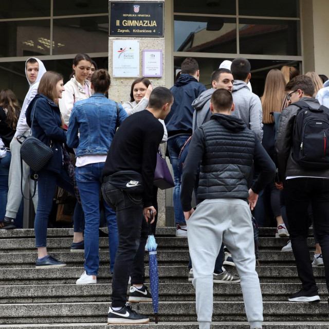 Zagreb, 080620.
Krizaniceva.
II. i VII. gimnazija.
Pisanjem testa iz hrvatskog jezika na A razini pocinje 11. drzavna matura.