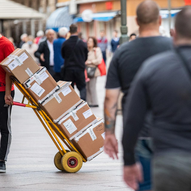Rijeka, 010620.
Korzo.
Gradjani obavljaju svakodnevne aktivnosti.
Na fotografiji: dostavljac.