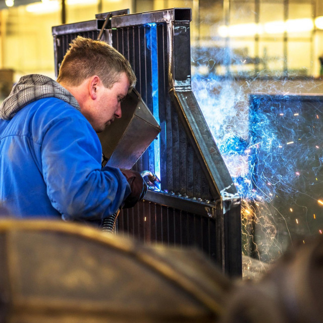 Radnik u metalskoj industriji