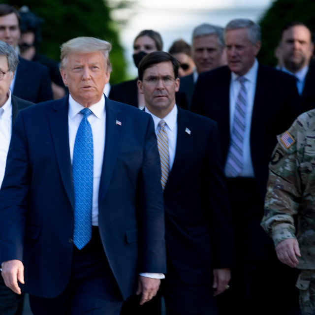 Američki predsjednik Trump u pratnji glavnog tužitelja Barra i načelnika Milleya