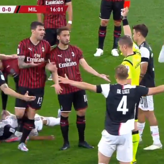 Rebić je dobio izravan crveni karton