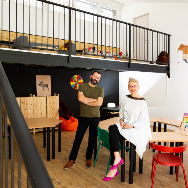 Irena Orlović sa suprugom Ivanom Orlovićem u školi 