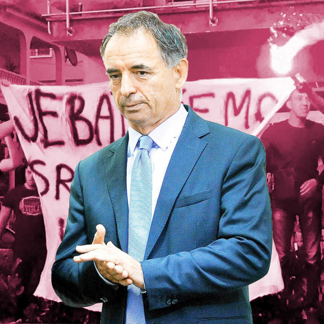 Milorad Pupovac i navijači sa skandaloznim transparentom