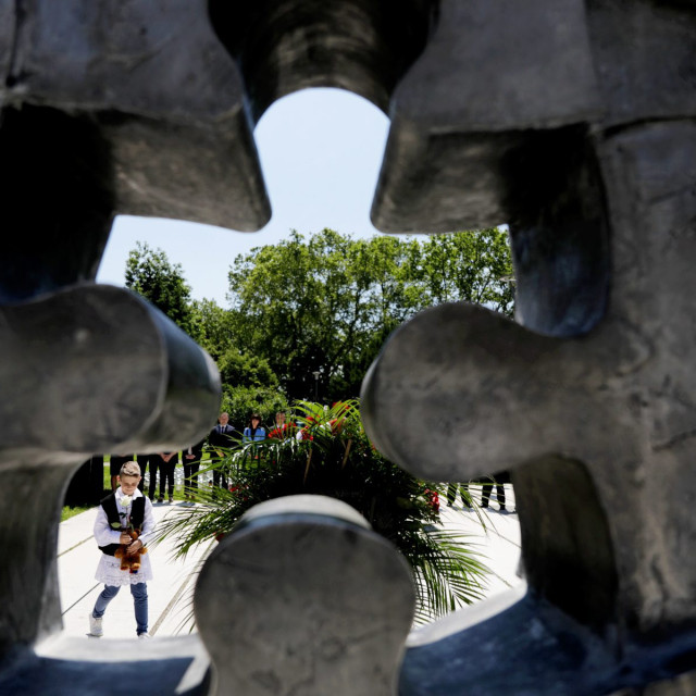 spomenik Prekinuto djetinjstvo u Slavonskom Brodu posvećen je djeci poginuloj u ratu