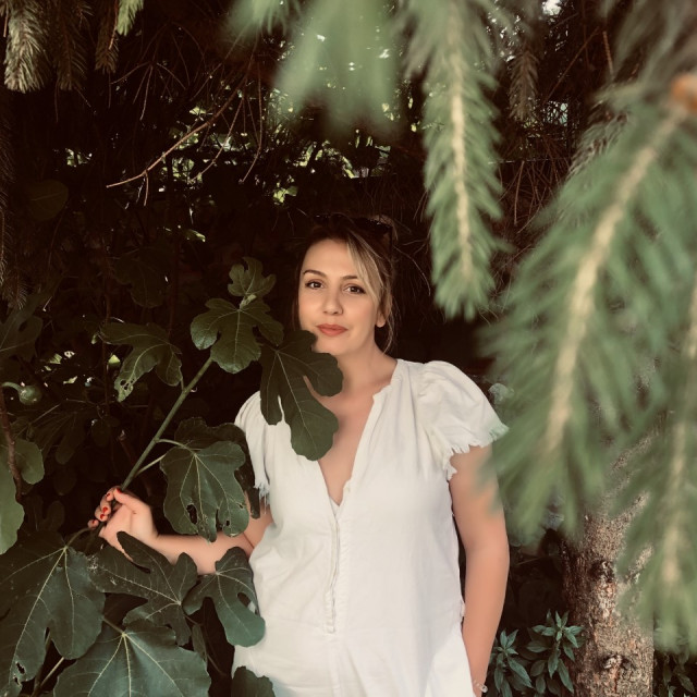 Matea Smolčić Senčar ugledna je hrvatska fotografkinja koja gradi komercijalnu i umjetničku karijeru.