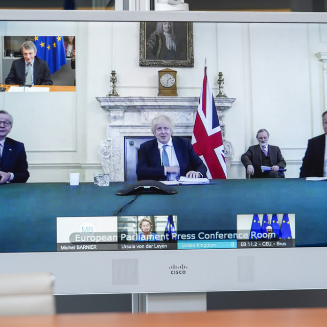 Videokonferencija i sastanak na visokoj razini oko sastavljanja trgovinskog sporazuma između Bloka i Ujedinjene Kraljevine nakon Brexita. Na slici s lijeva na desno: ministar u vladi Michael Gove, britanski premijer Boris Johnson i britanski pregovarač David Frost. U gornjem kutu lijevo: predsjednik EU parlamenta David Sassoli