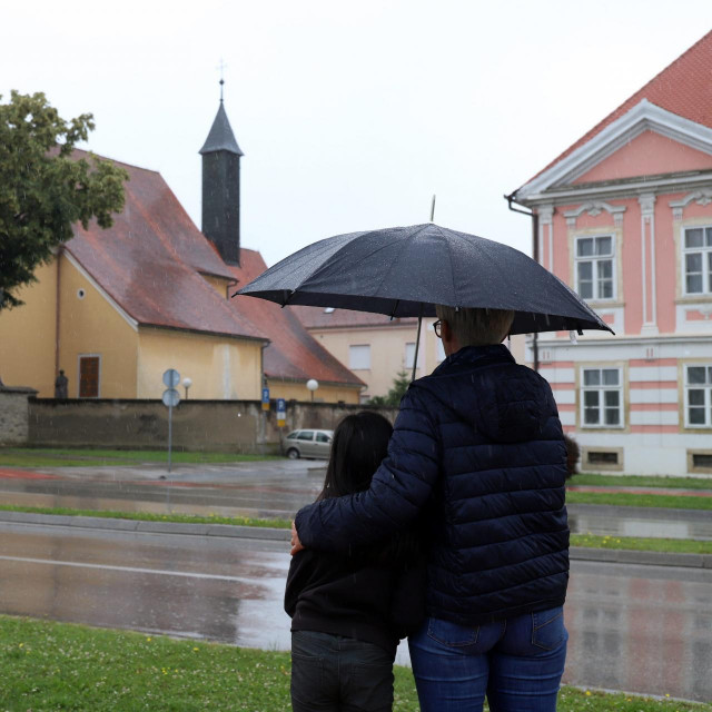 Desetogodišnja djevojčica i njezina majka snimljene ispred kapucinske crkve u Varaždinu u kojoj djevojčici nisu dopustili da primi sakrament prve pričesti