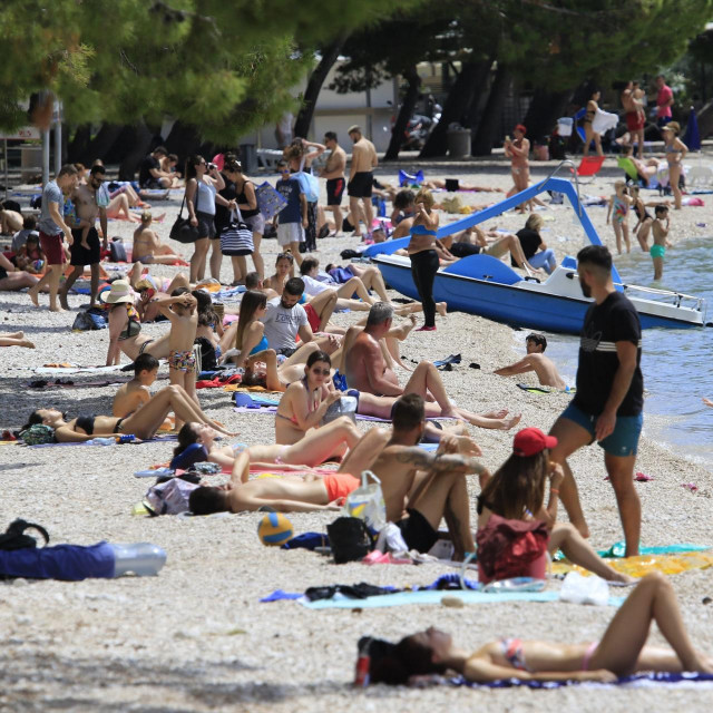 Kupaci na makarskoj glavnoj plazi