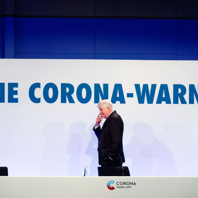 Ministar unutarnjih poslova Horst Seehofer na predstavljanju aplikacije