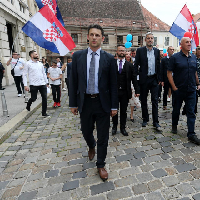 Predstavnici stranke MOST nezavisnih lista predali su kandidacijsku listu za parlamentarne izbore Drzavnom izbornom povjerenstvu u Saboru