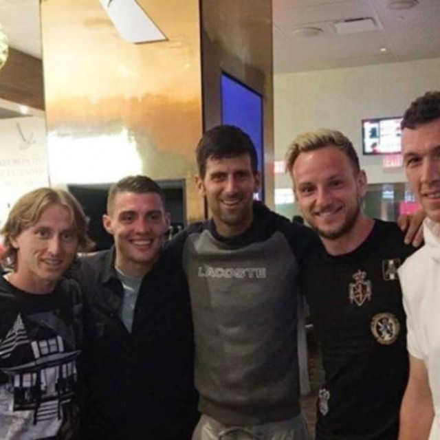 Nole s Vatrenima nakon osvajanja srebra 2018. godine - Modrić, Đoković, Kovačić, Rakitić i Perišić