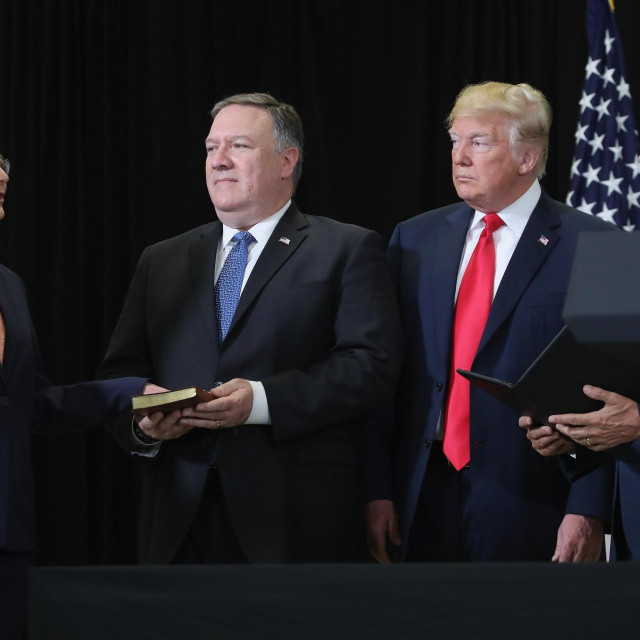 Gina Haspel postala je direktorica CIA-e 2018. godine, a istragu o curenju naručio je tadašnji državni tajnik Mike Pompeo (drugi slijeva)